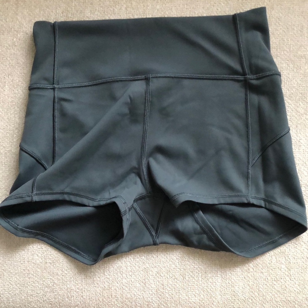 Lululemon In Movement high-rise short 2.5” size 6